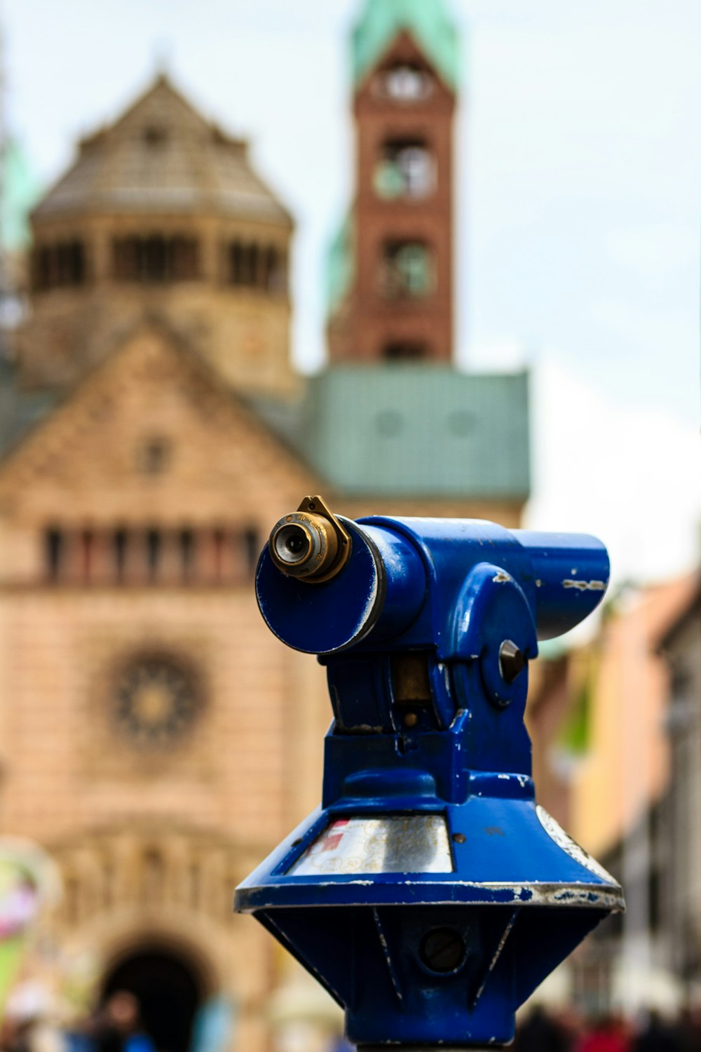 Selektive Fokusfotografie des blauen Teleskops in der Nähe des Gebäudes