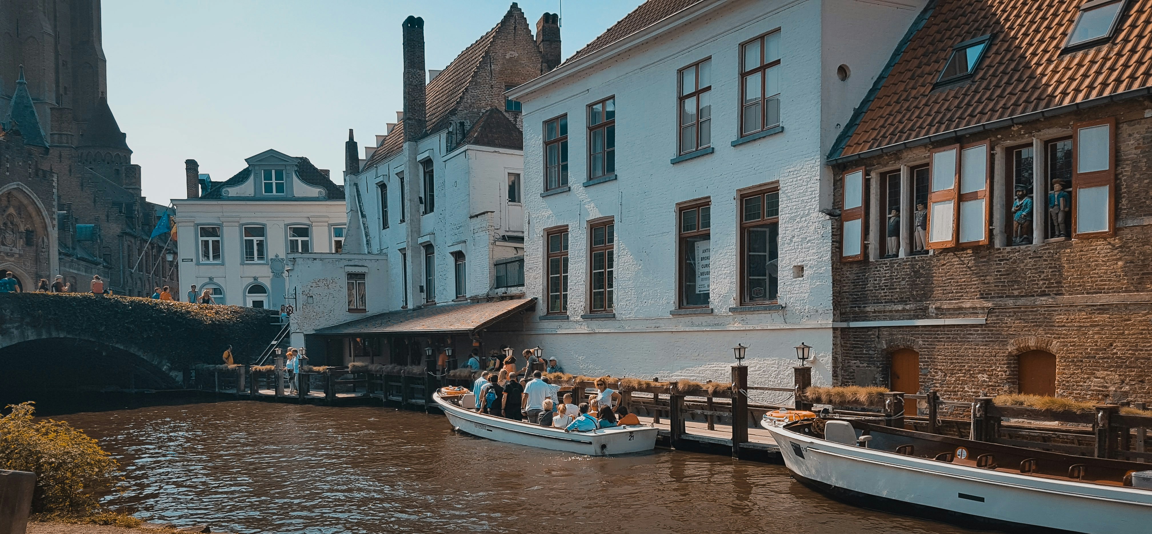 Gebäude aus weißem Beton