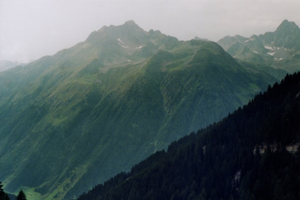 Photographie aérienne de montagnes verdoyantes