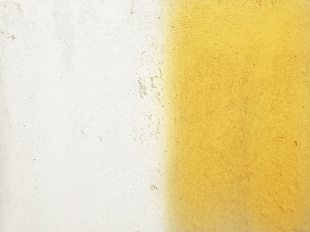白と黄色のコンクリートの壁