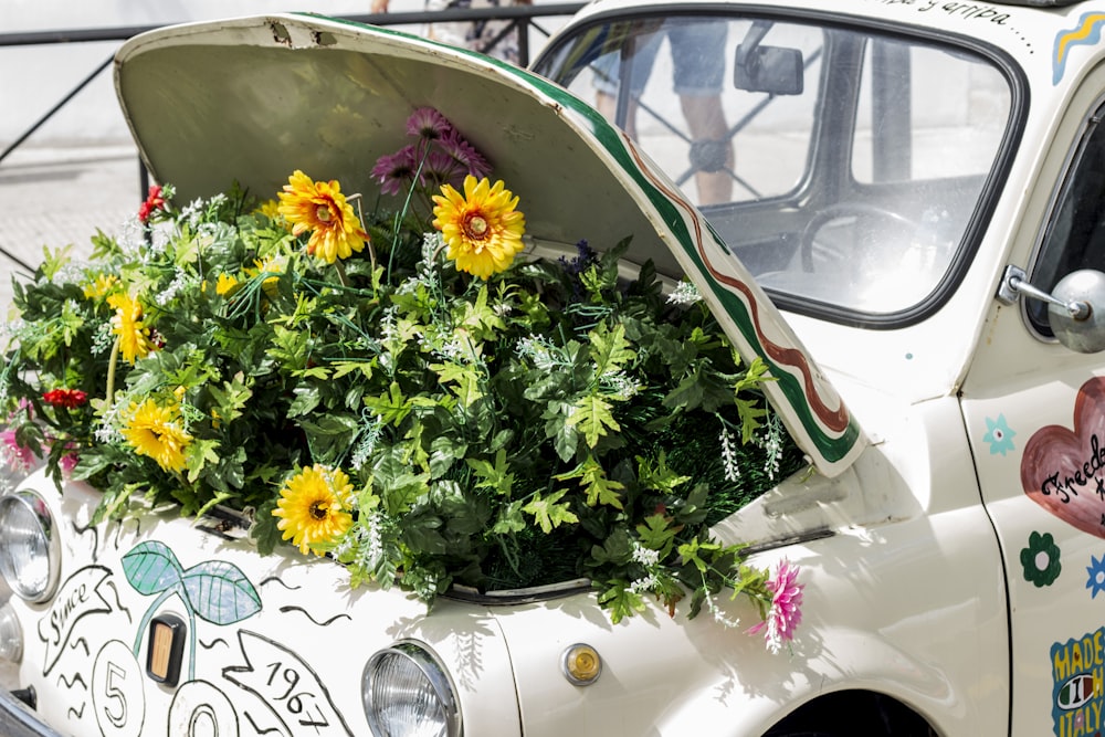 Ibiza auto met bloemen uit de moterkap 