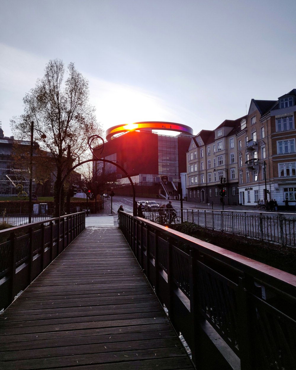 braune Holzbrücke in der Nähe von Gebäuden