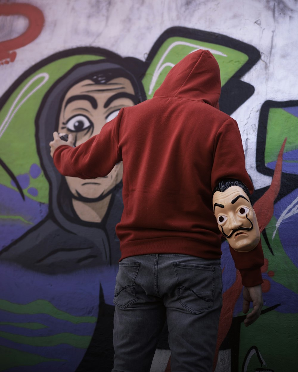 Mujer con sudadera con capucha roja