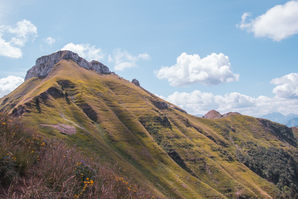 montanhas verdes e cinzentas e nuvens brancas