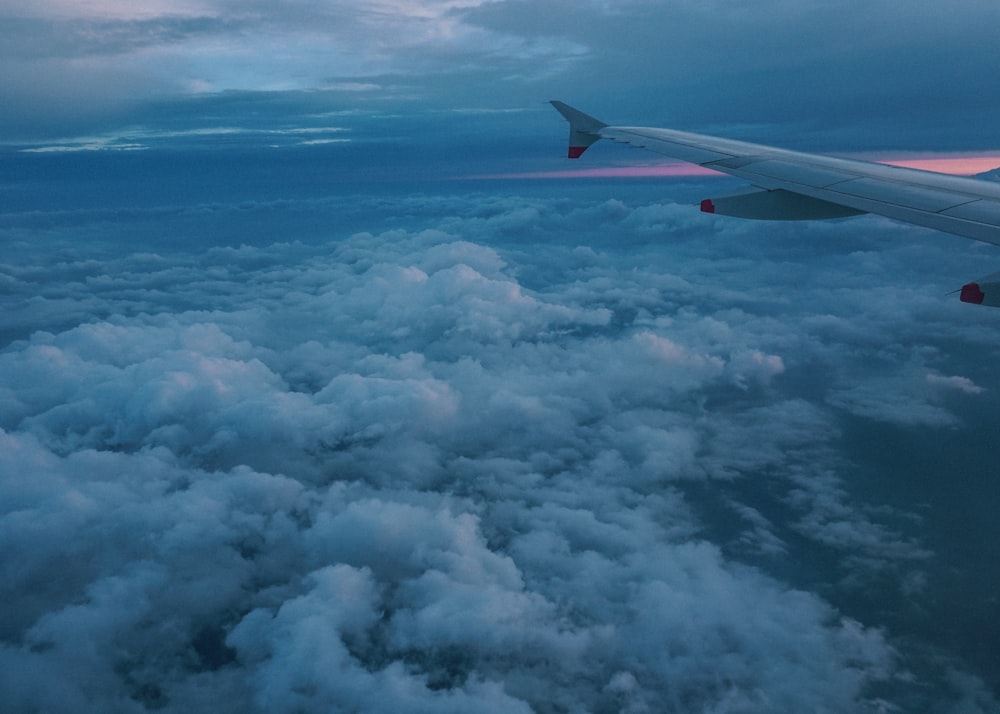 Avion volant pendant l’heure dorée