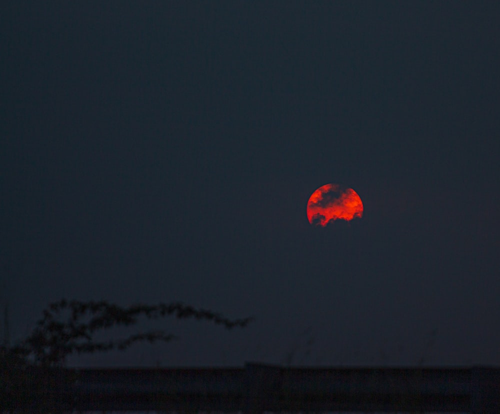 moon in the sky during nighttime