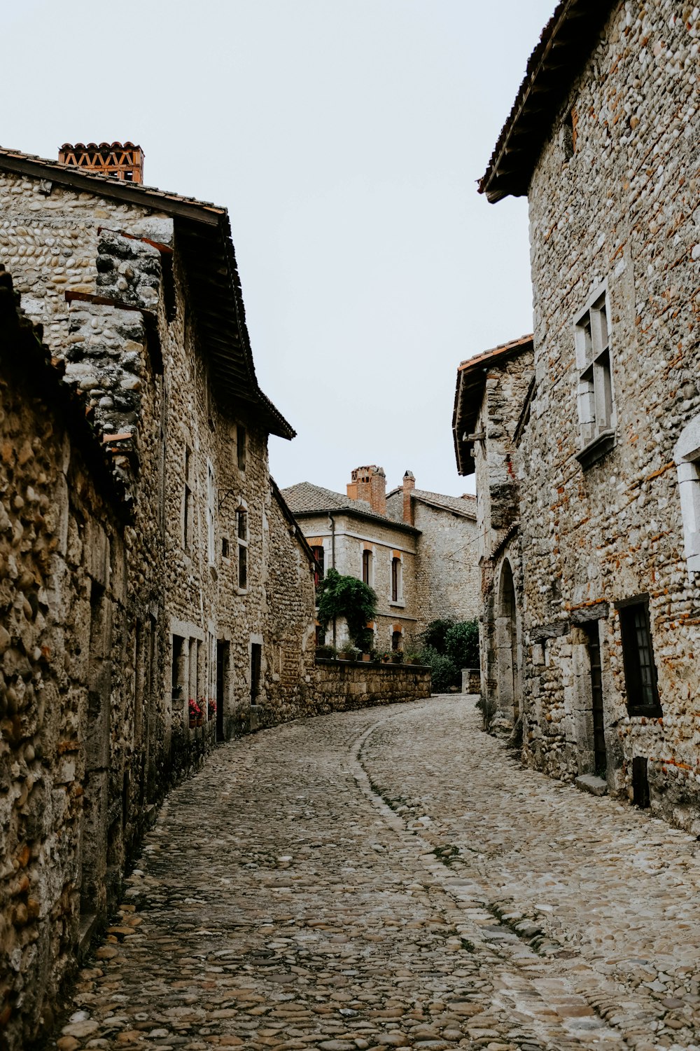 architectural photography of alleyway