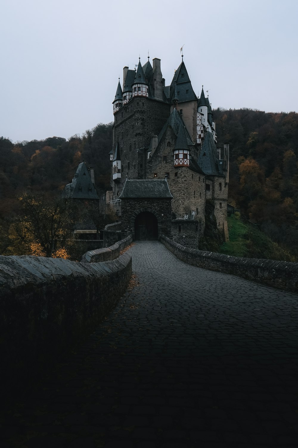 Château gris près de la montagne pendant la journée