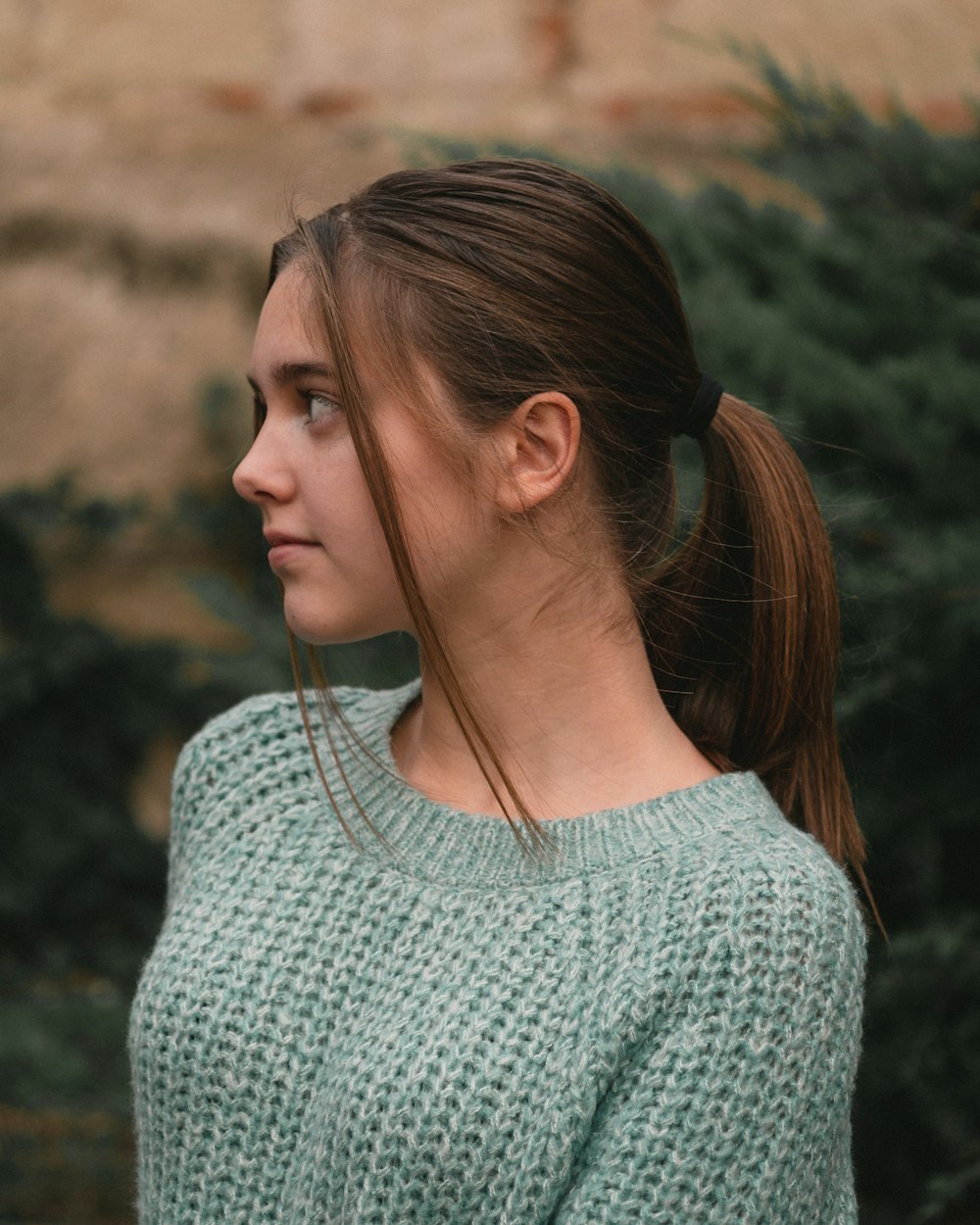 Pull en tricot gris pour femme pendant la journée