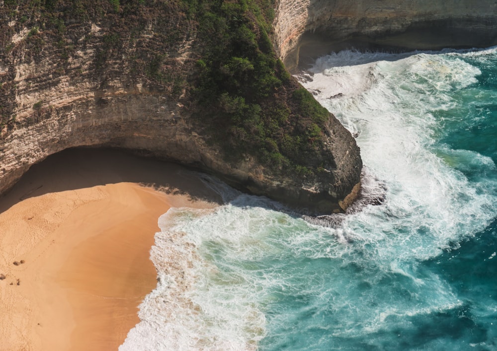 fotografia aerea delle onde che si infrangono sulla riva