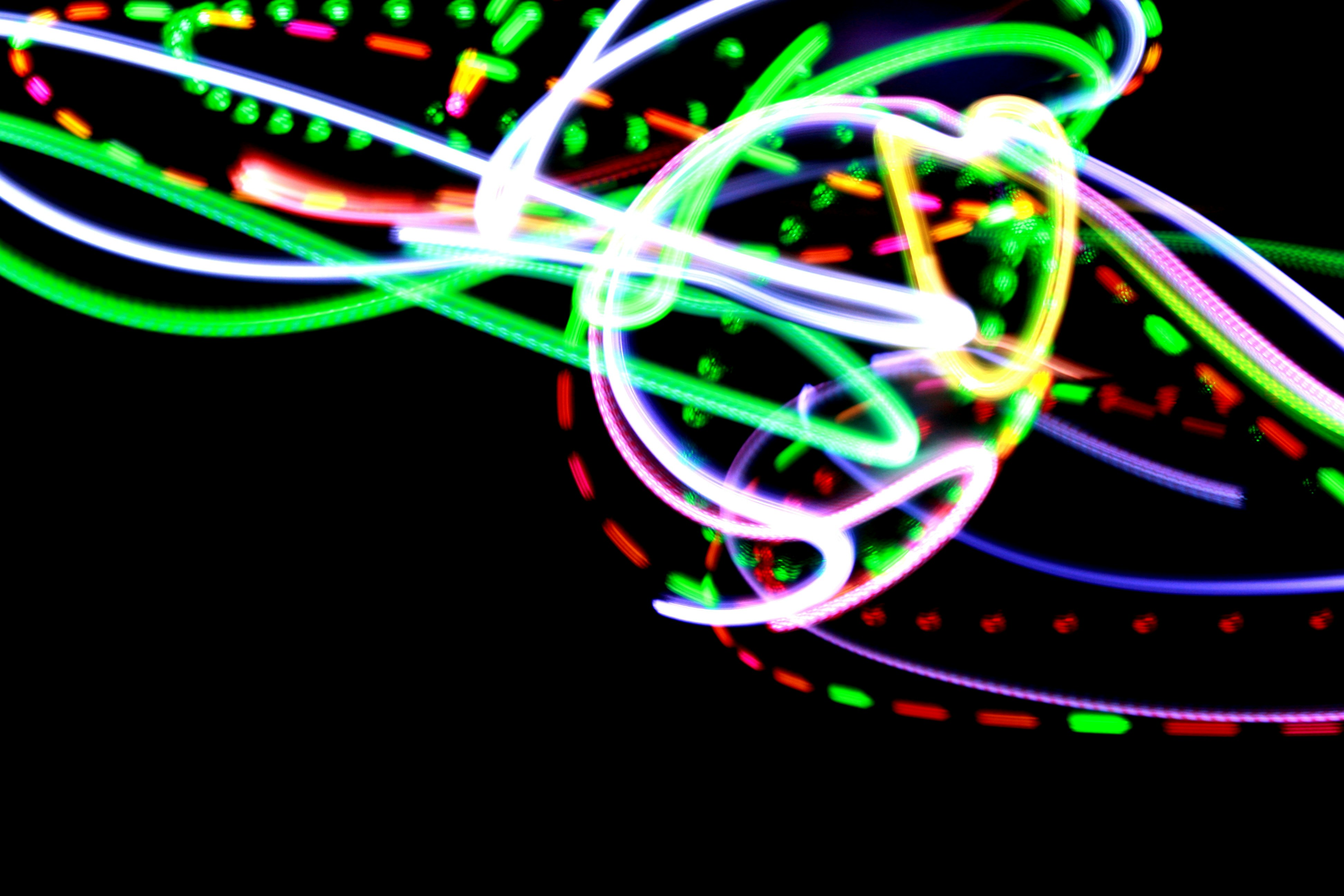 Tragamonedas con luces neón en una sala de juego