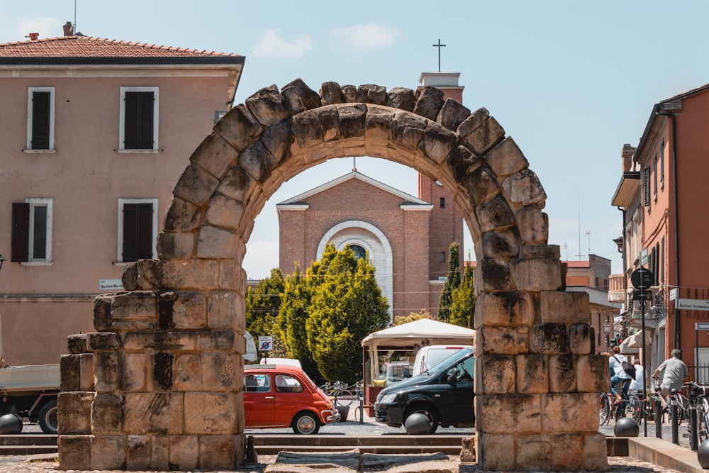 puerta de hormigón de arco al lado de la carretera