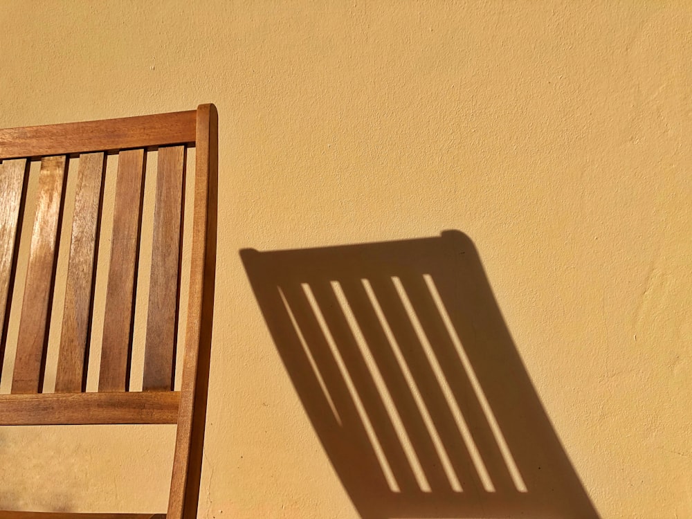 茶色の木製手すり椅子