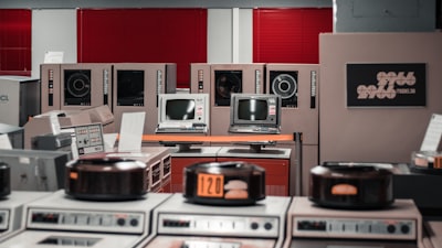 Trabajador de planta industrial sonriendo