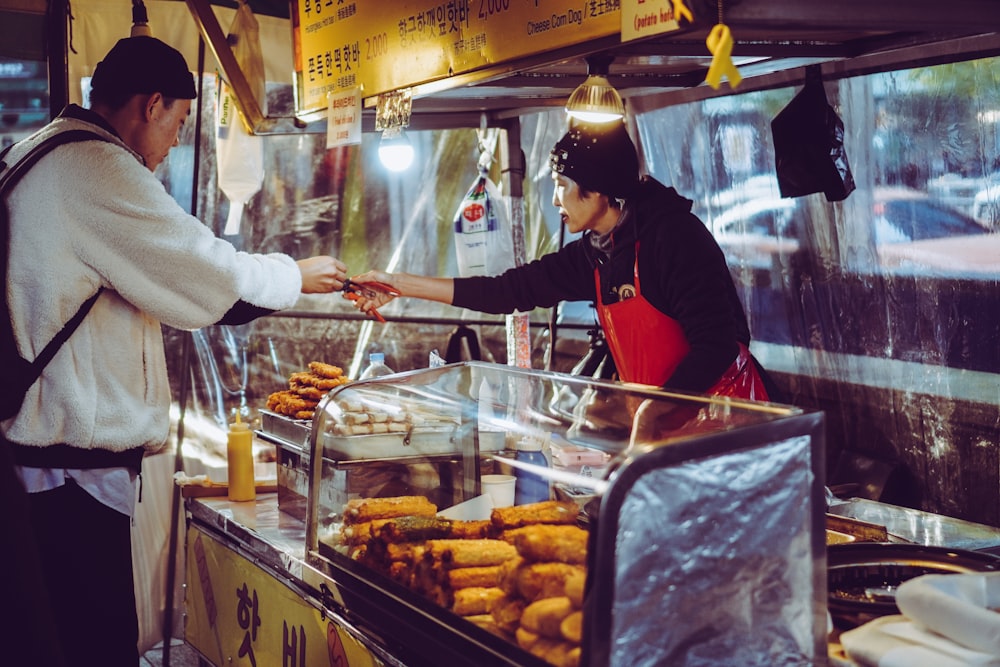 donna che vende cibo