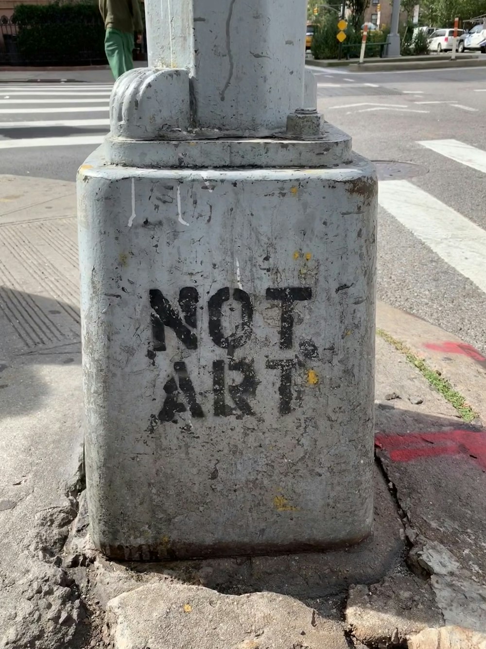 une borne d’incendie qui a été vandalisée avec des graffitis