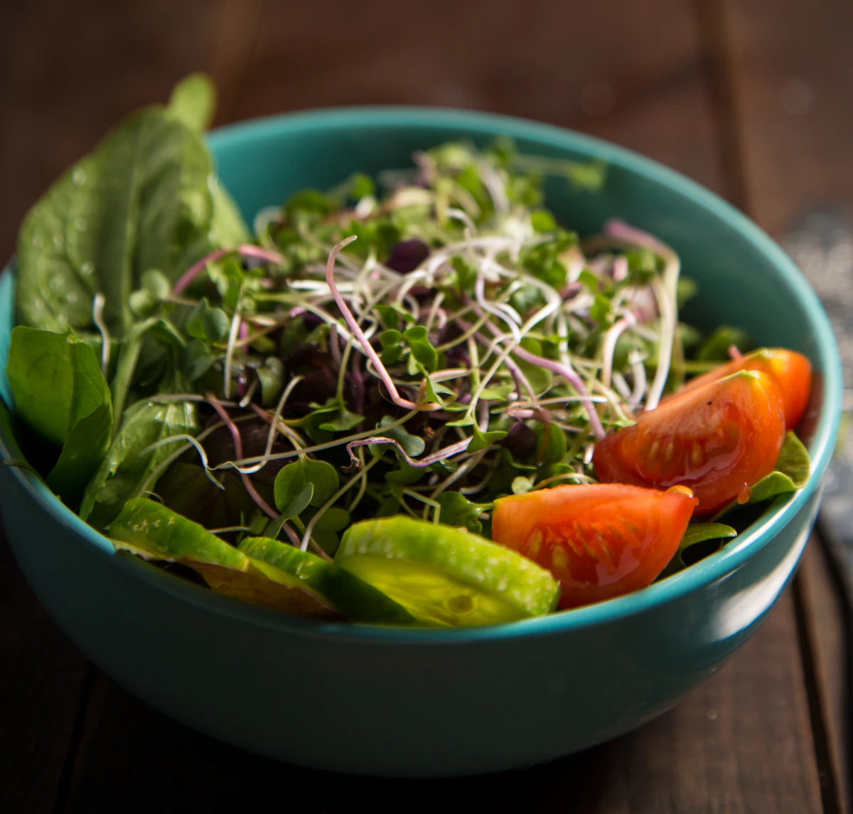 Schüssel mit frischem Salat als Beispiel für ballaststoffreiche Ernährung