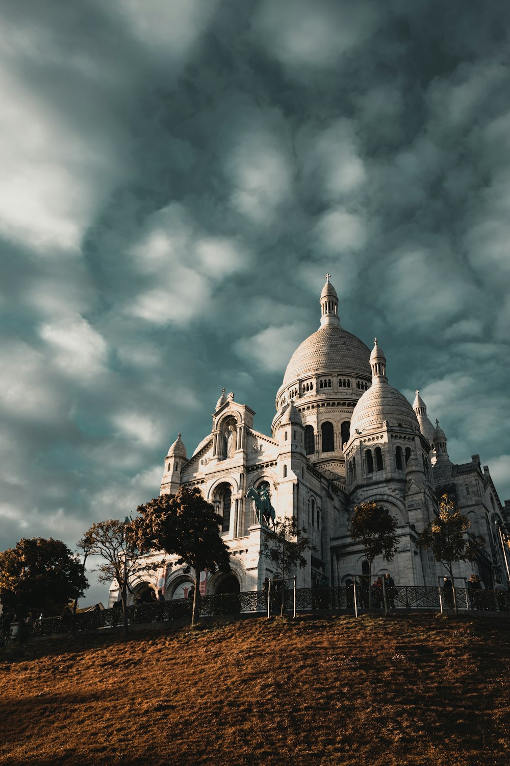 Bâtiment du dôme blanc sous les nuages bleus