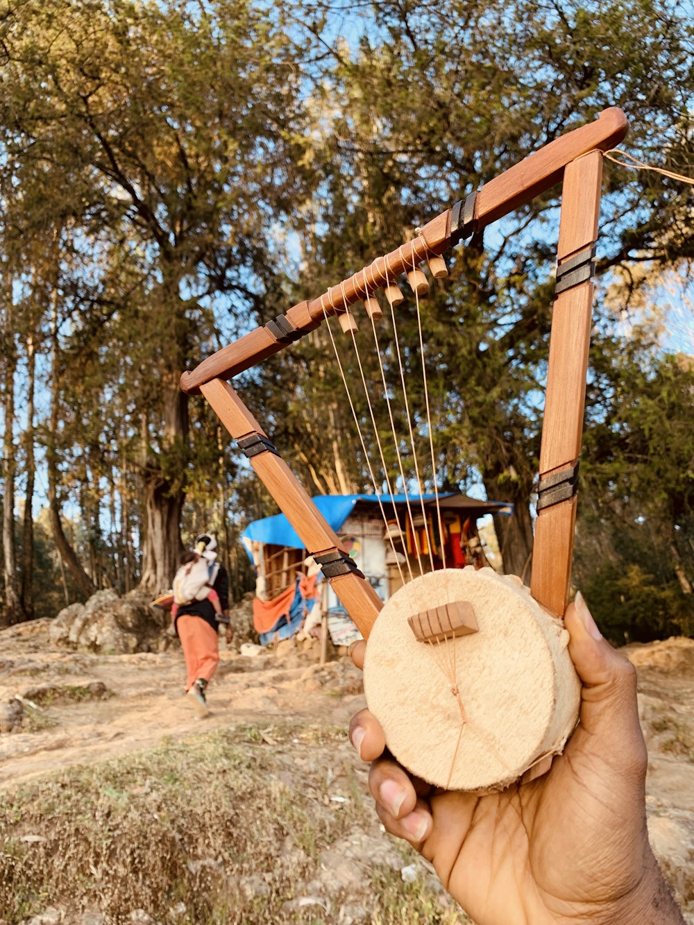 instrument à cordes en bois brun