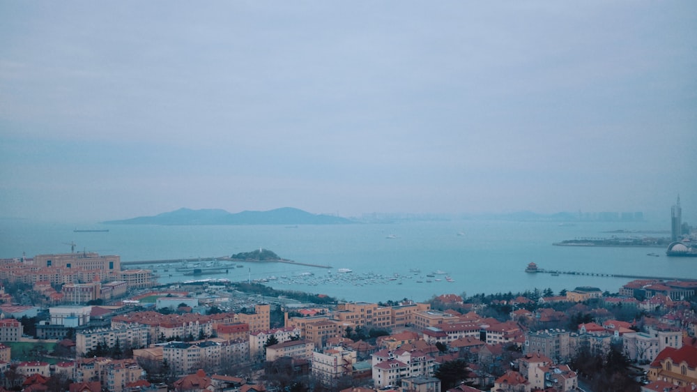 Draufsicht auf das Stadtbild mit Blick auf das Meer