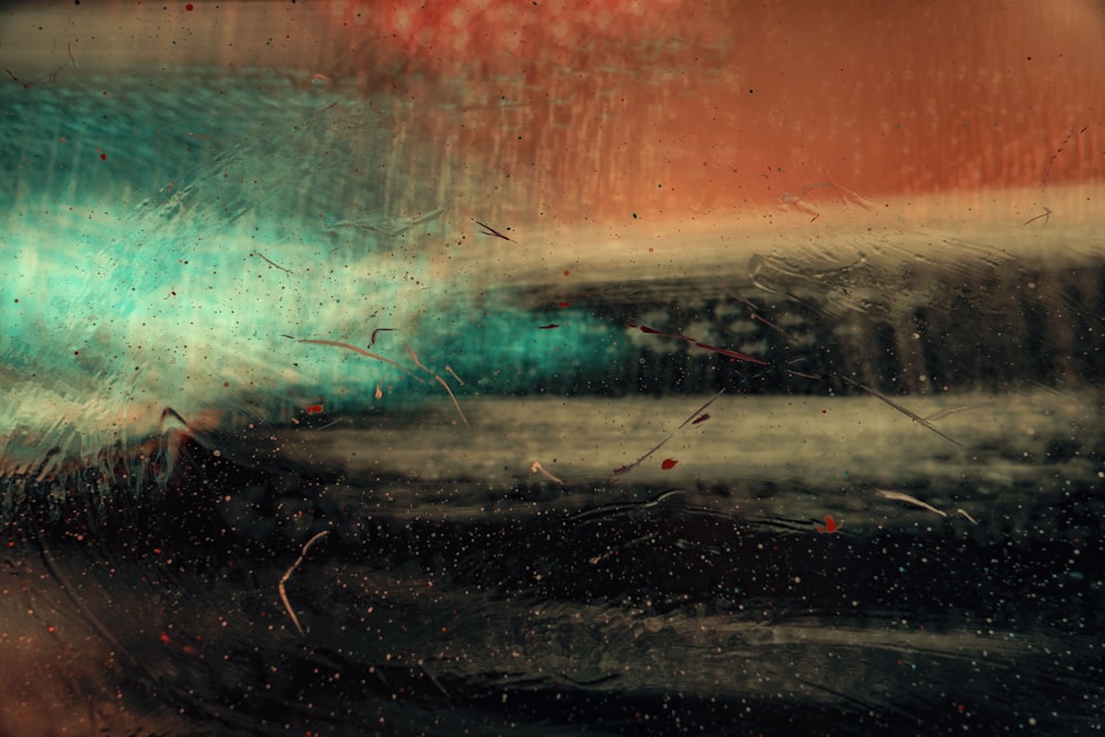 Una imagen borrosa de un coche bajo la lluvia