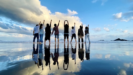 photography poses for big groups,how to photograph mirrors of the sky in taiwan-1; people raiding their hands