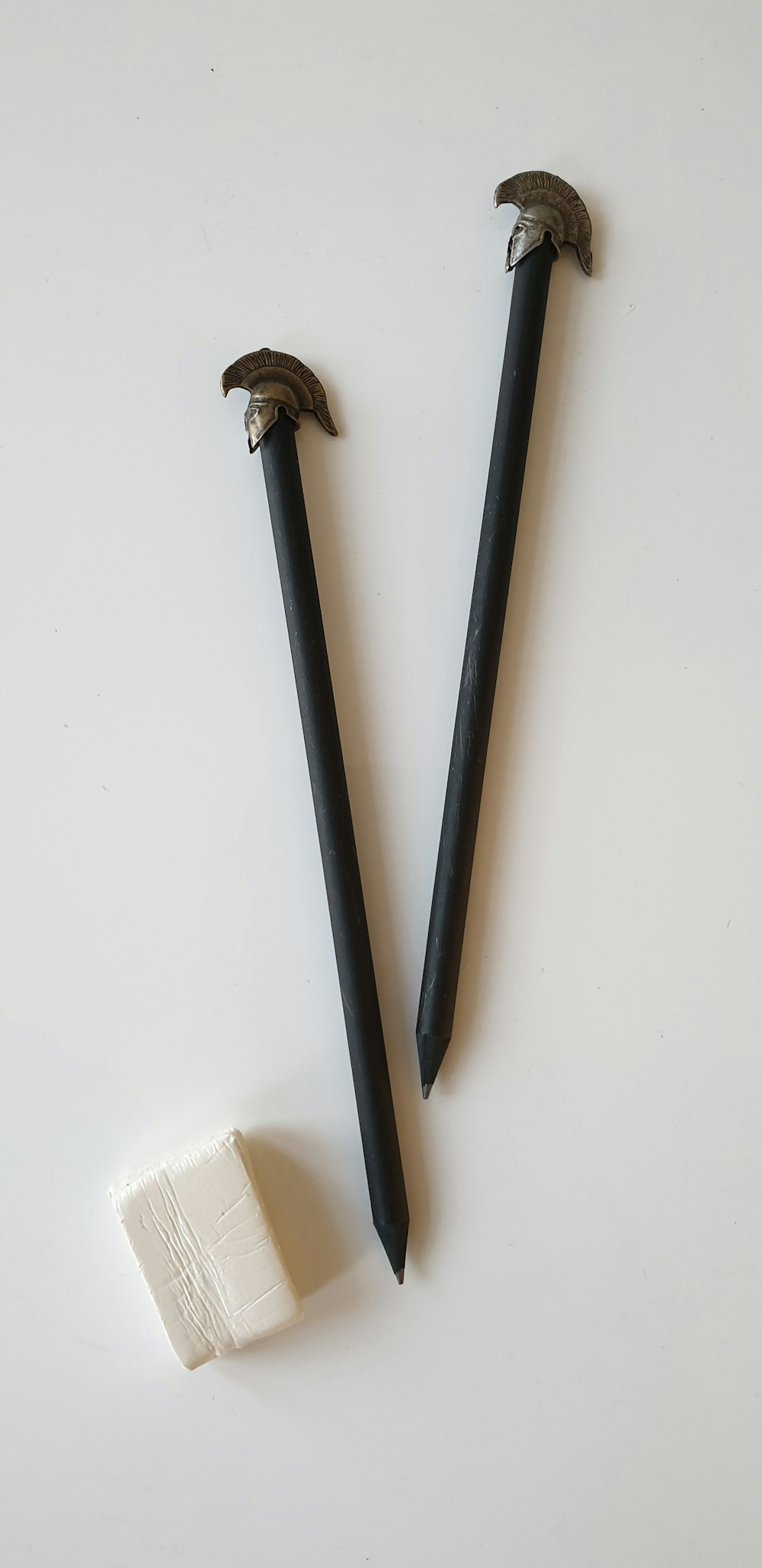 deux bâtons en bois noir