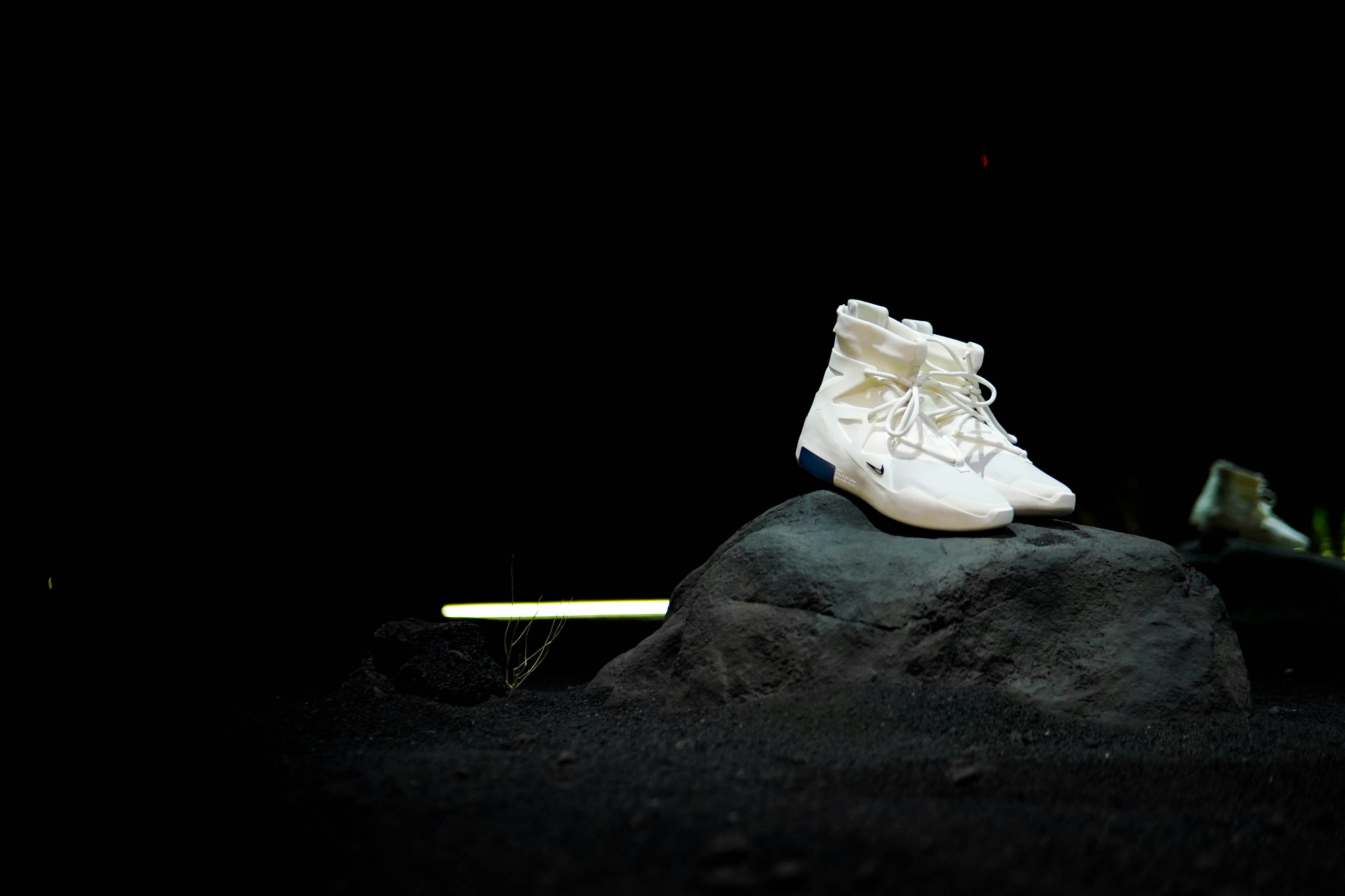 Paire de baskets montantes blanches sur rock photo Photo Gris