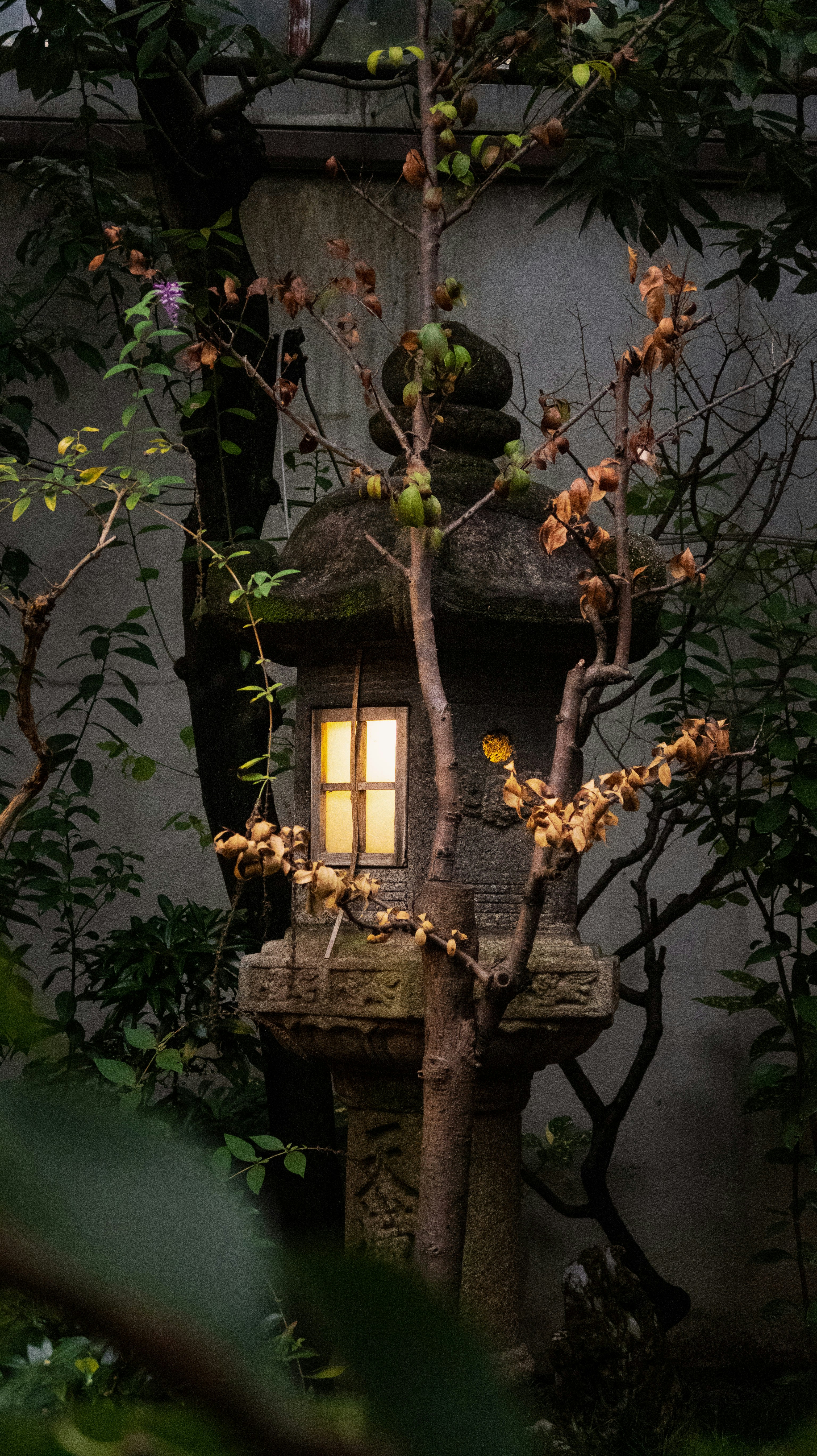 White Stone lamp post