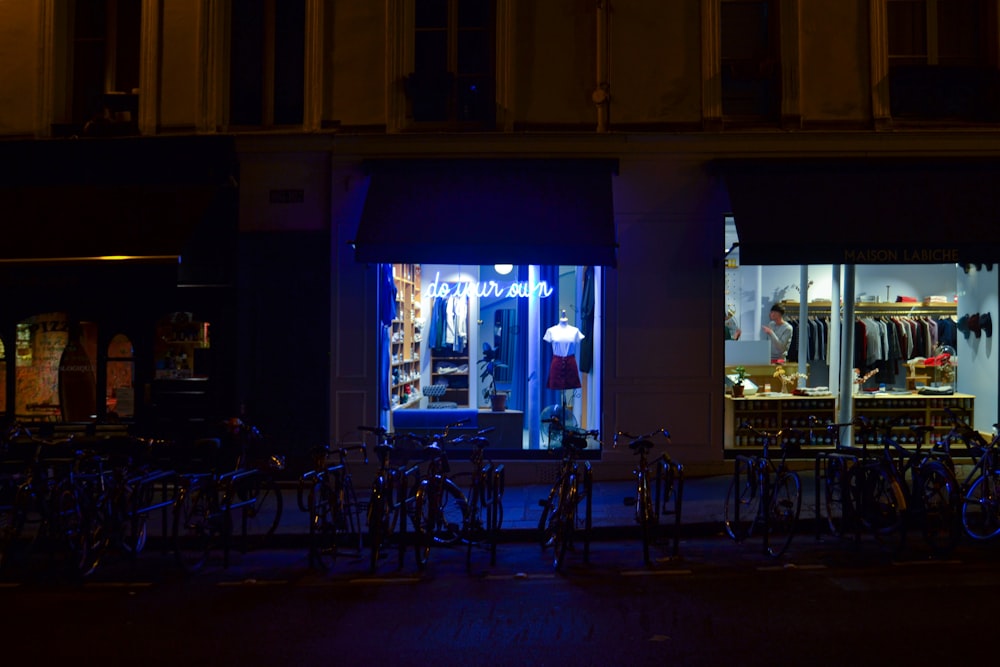 Tienda iluminada por la noche