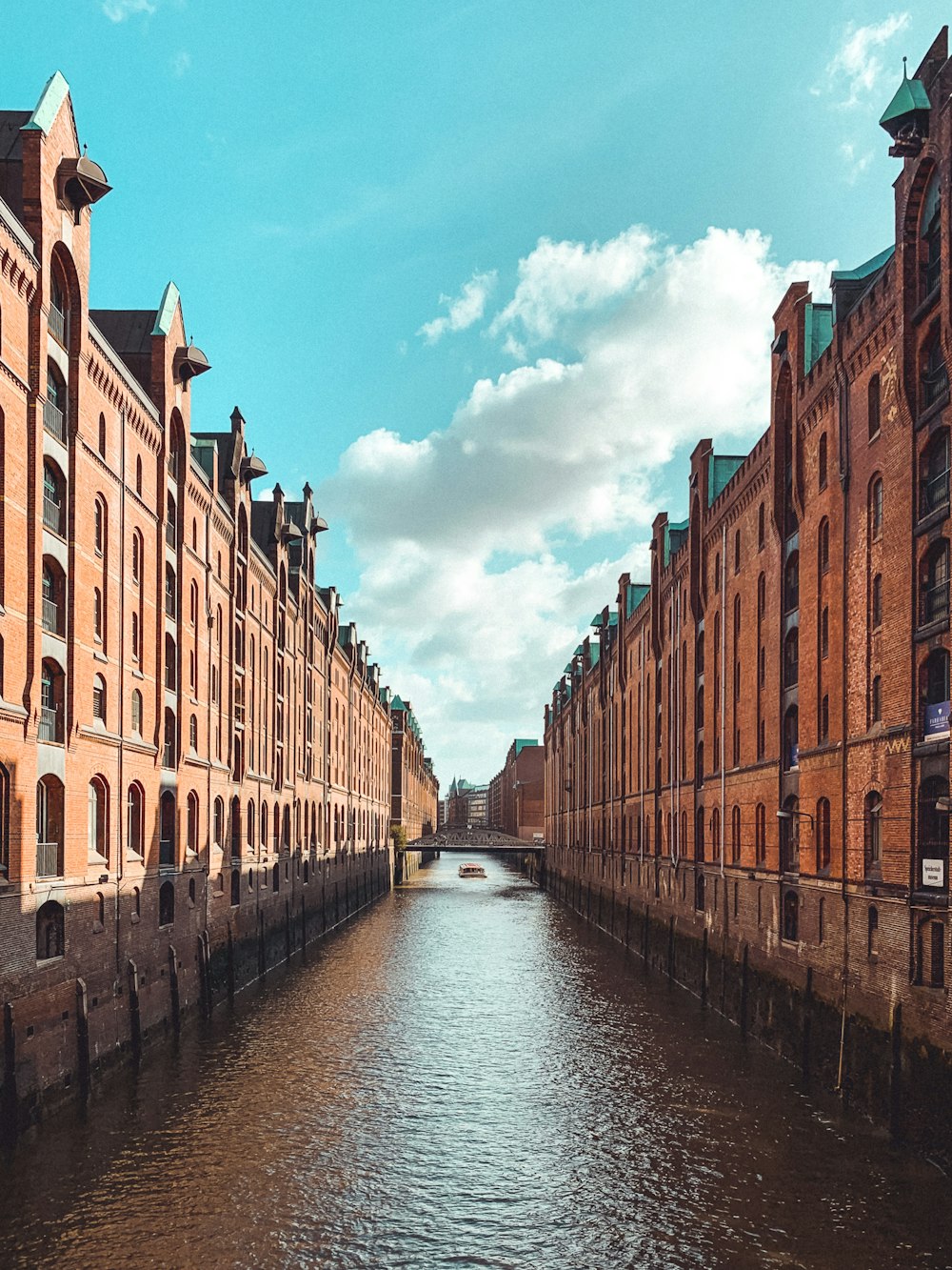 canal between buildings during daytime