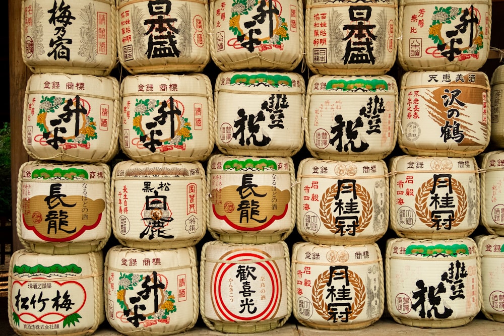 Pilas de decoraciones de escritura kanji