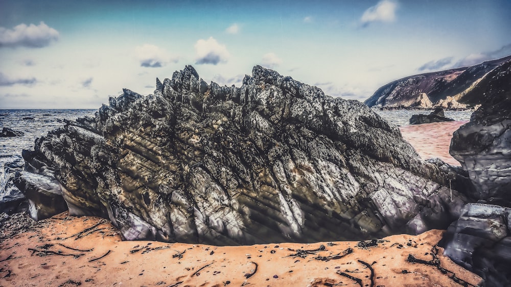 rocas grises durante el día