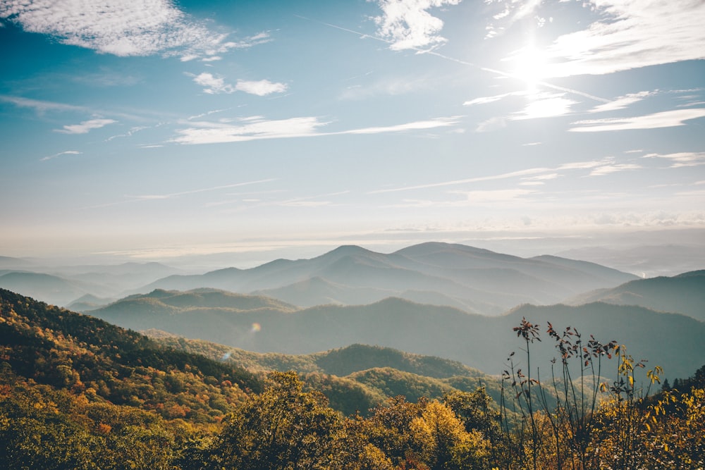 파랗고 흰 하늘 아래 산의 항공 사진