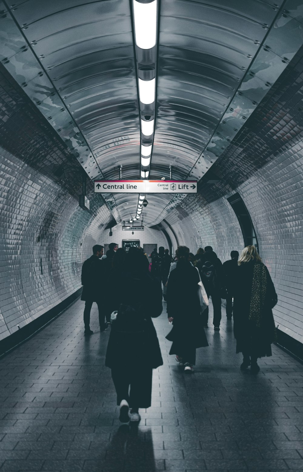 persone sconosciute che camminano in casa