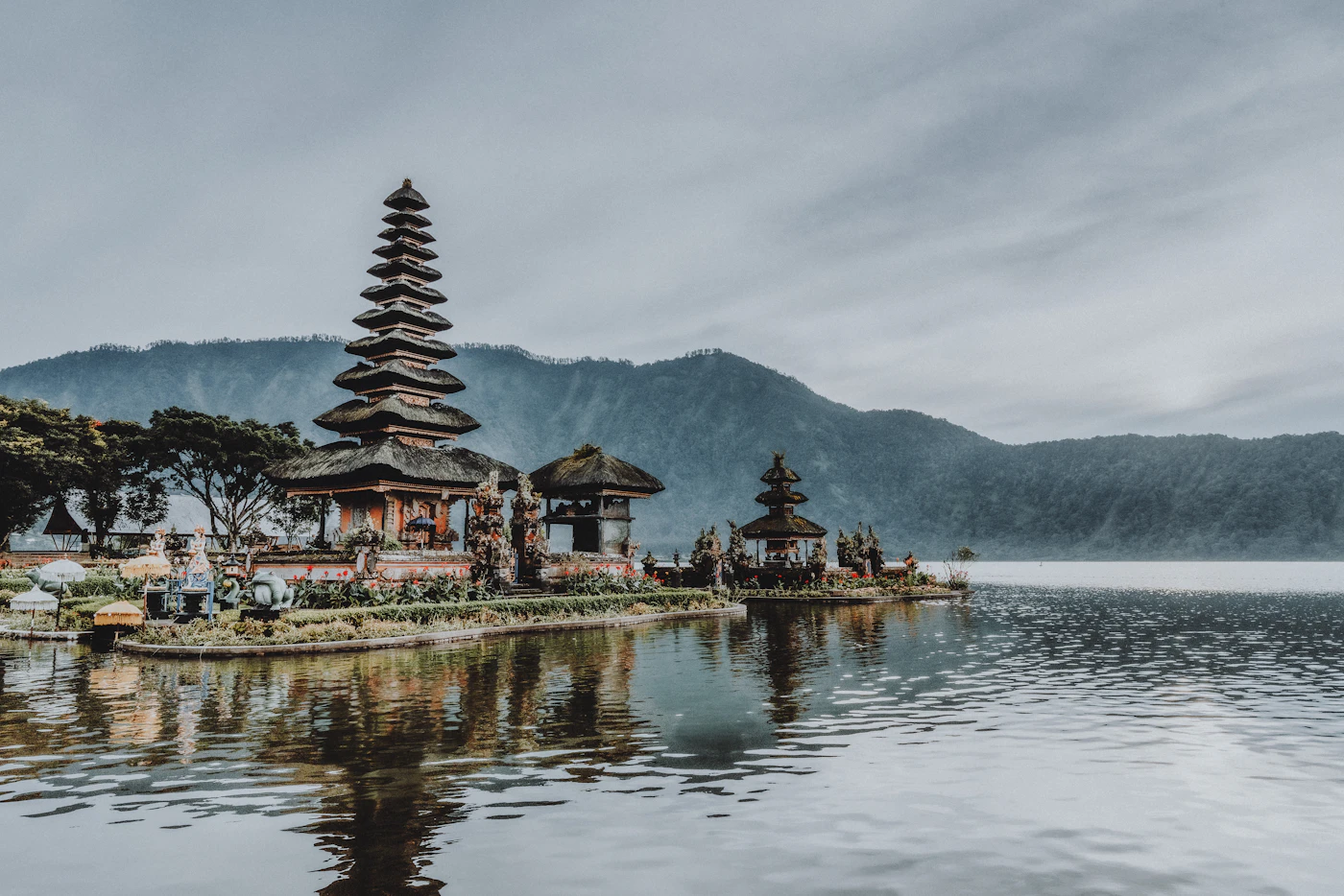 Templo del agua Ulun Danu Beratan sobre el lago Bratan, Bedugul, Bali, Indonesia