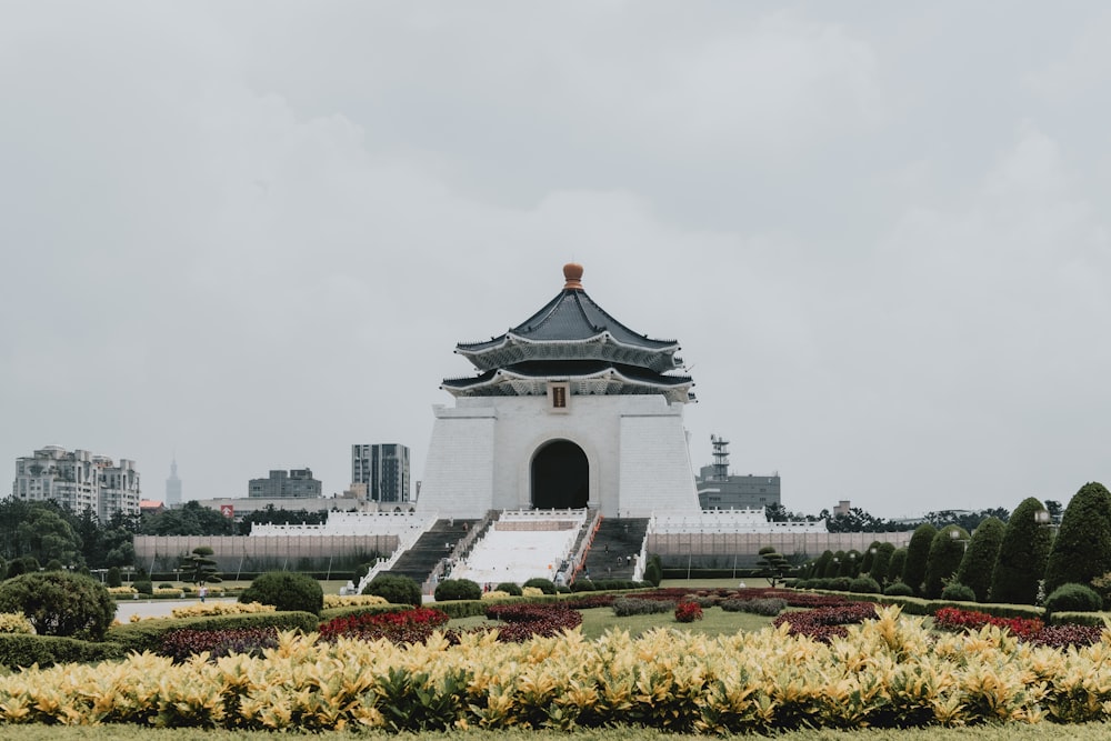 shallow focus photo of white building during daytime