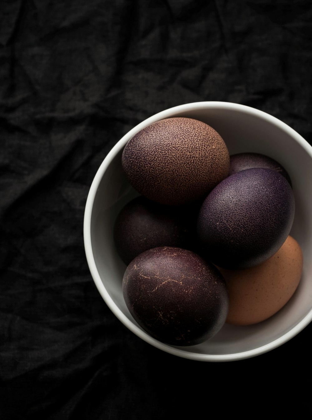 그릇에 모듬 된 색의 계란