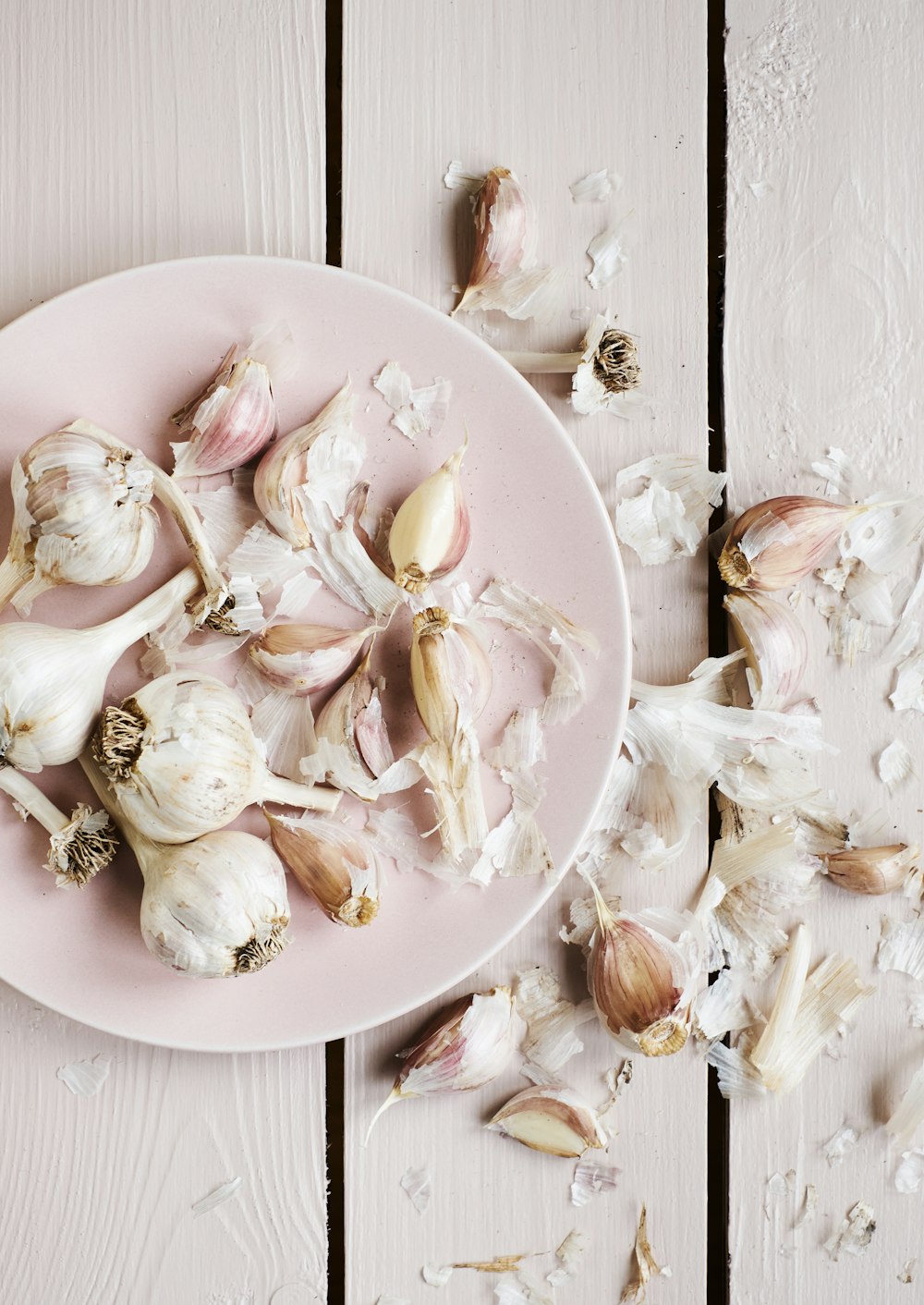 garlic cloves on round white plate