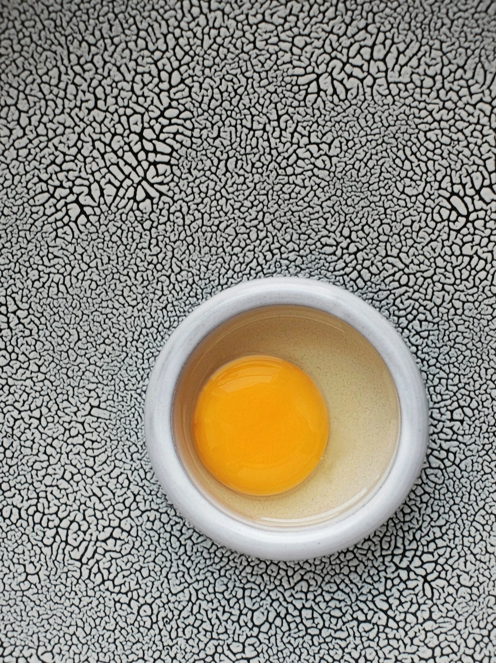 둥근 흰색 그릇에 달걀 노른자