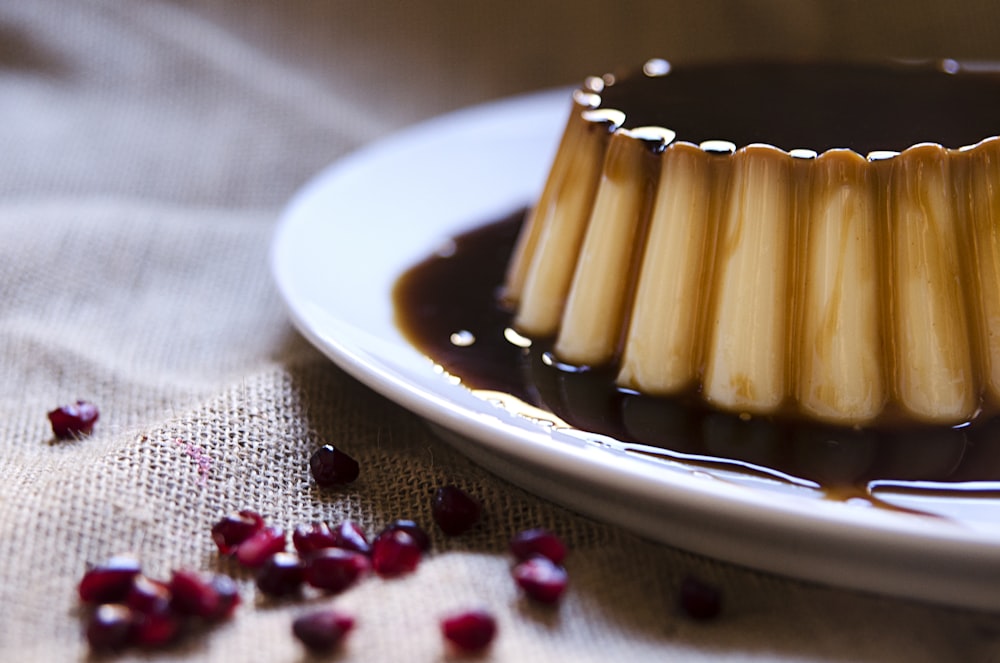 um prato com uma sobremesa de chocolate por cima