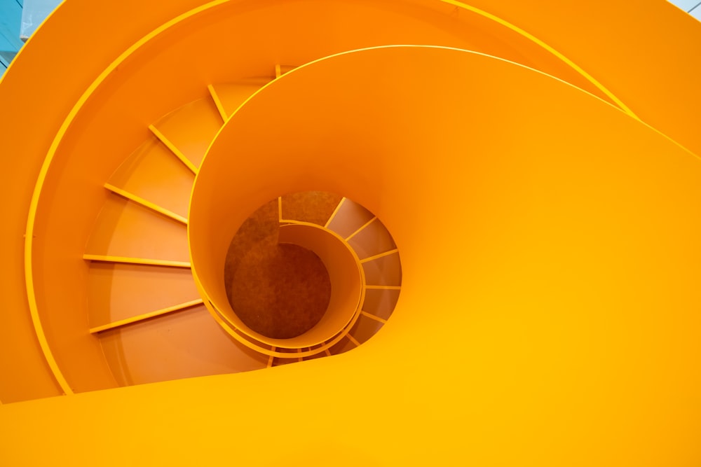 escadas espirais amarelas