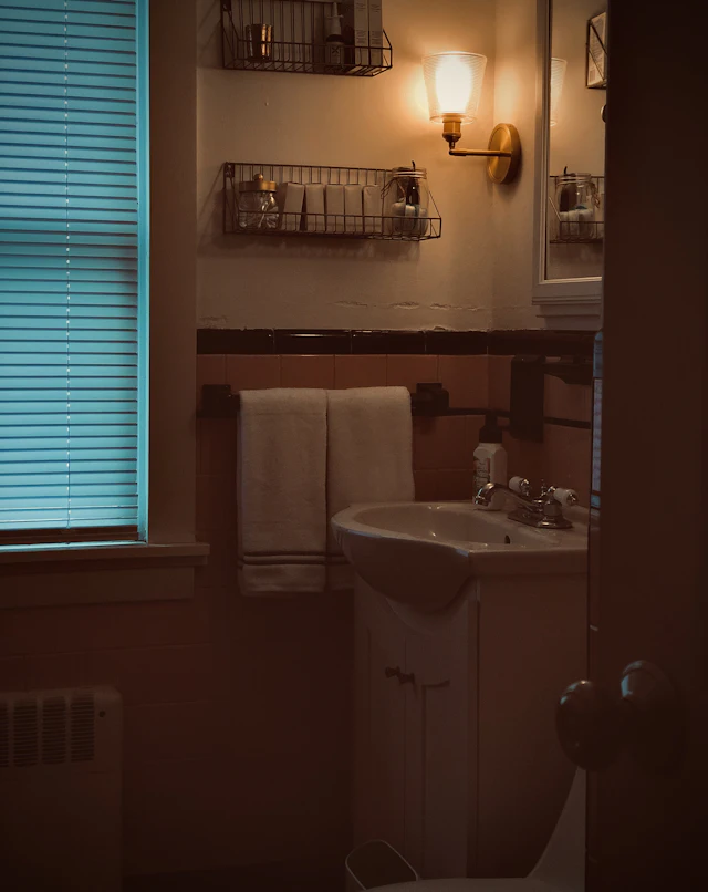 Baño de visitas con espejo iluminado — antes