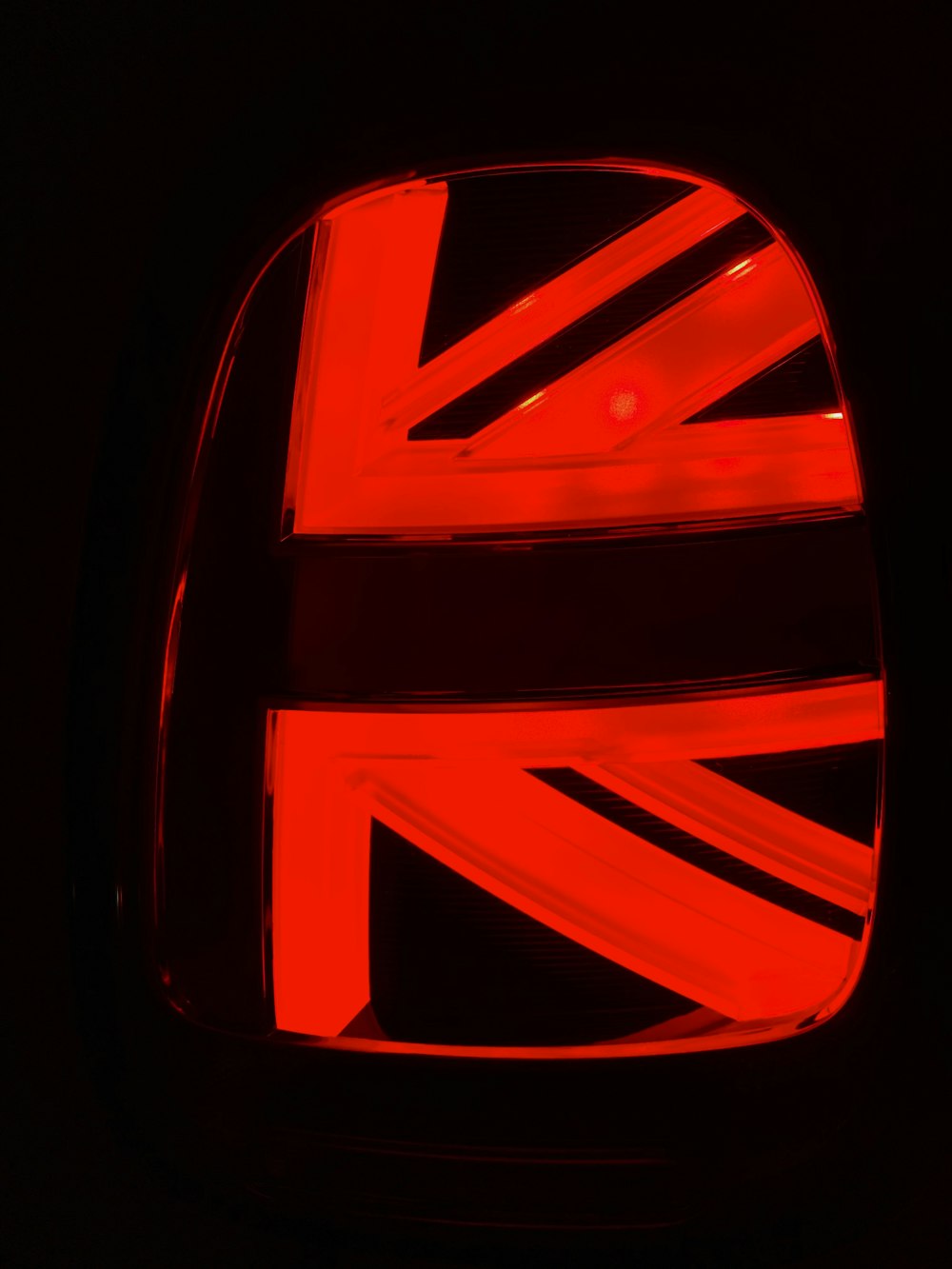 Un emblema de coche con la bandera británica pintada en él