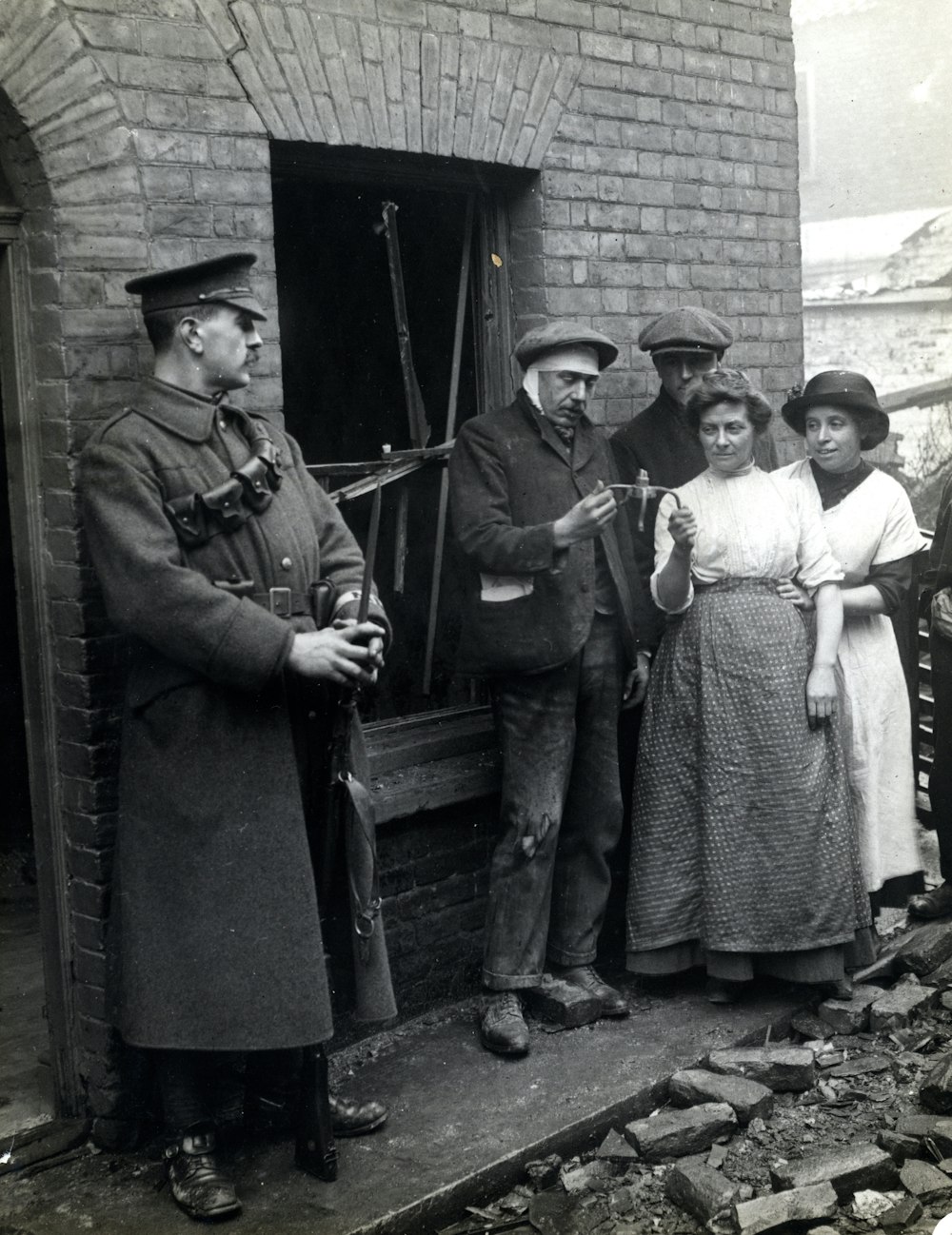 Graustufenfotografie von Menschen, die in der Nähe des Hauses stehen