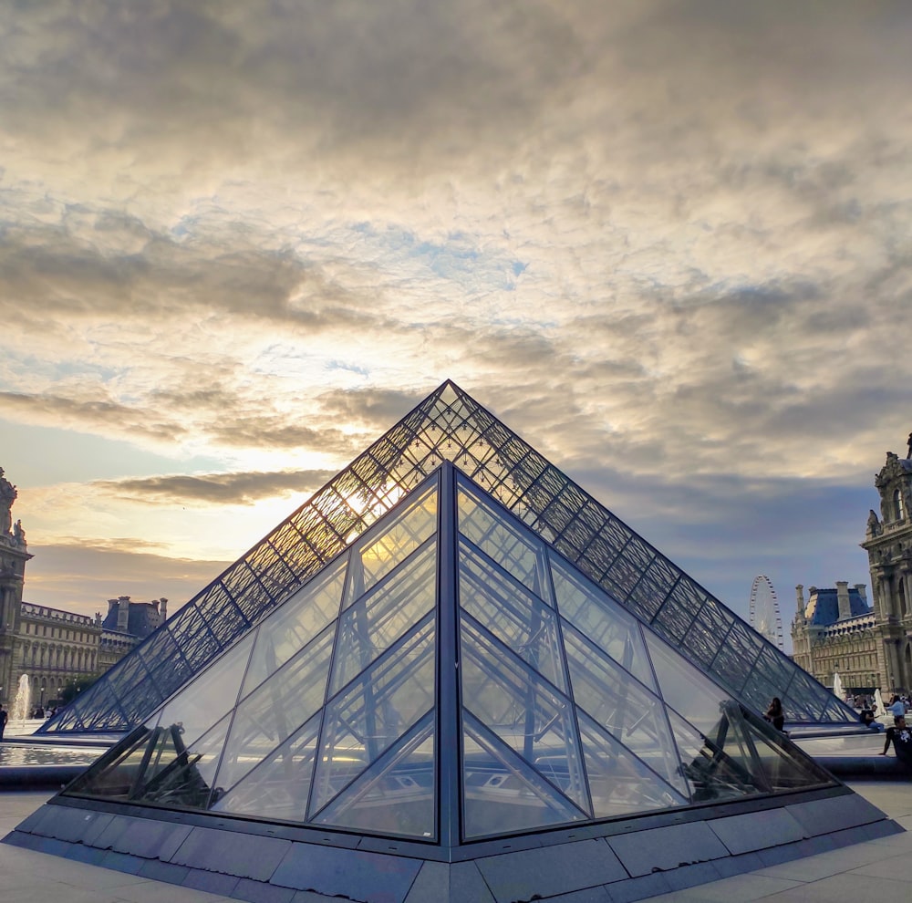 edifício da pirâmide de vidro transparente durante o dia