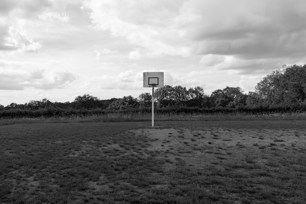 Photographie en niveaux de gris d’un terrain de basket-ball