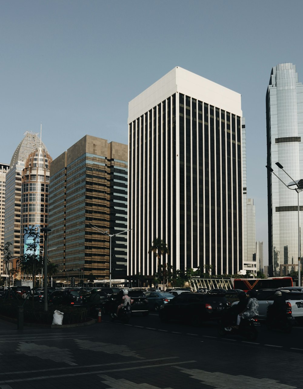 Una calle de la ciudad llena de muchos edificios altos