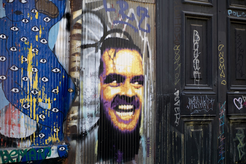 El mural de Shining Jack Nicholson junto a la puerta cerrada