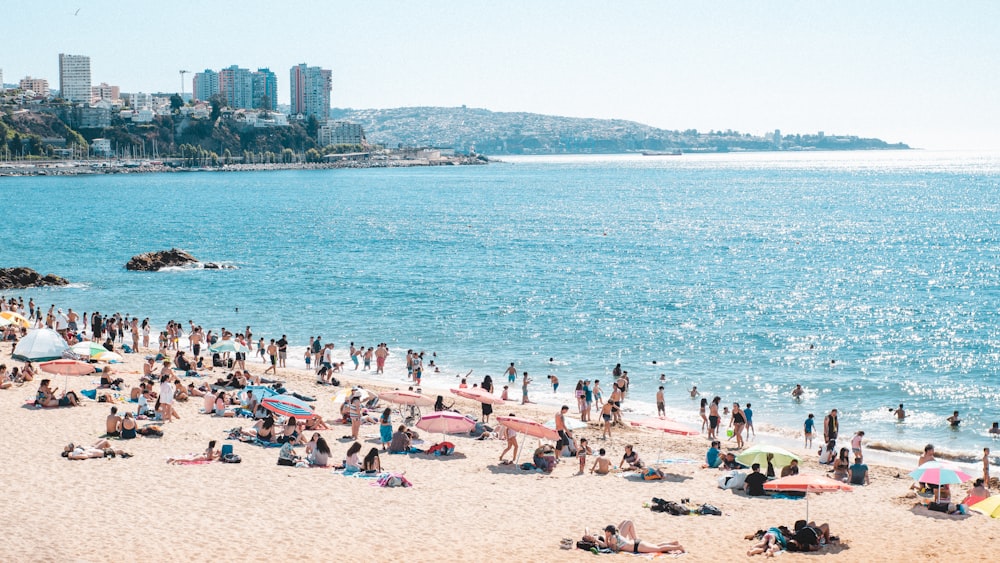 Unbekannte Personen genießen am Strand